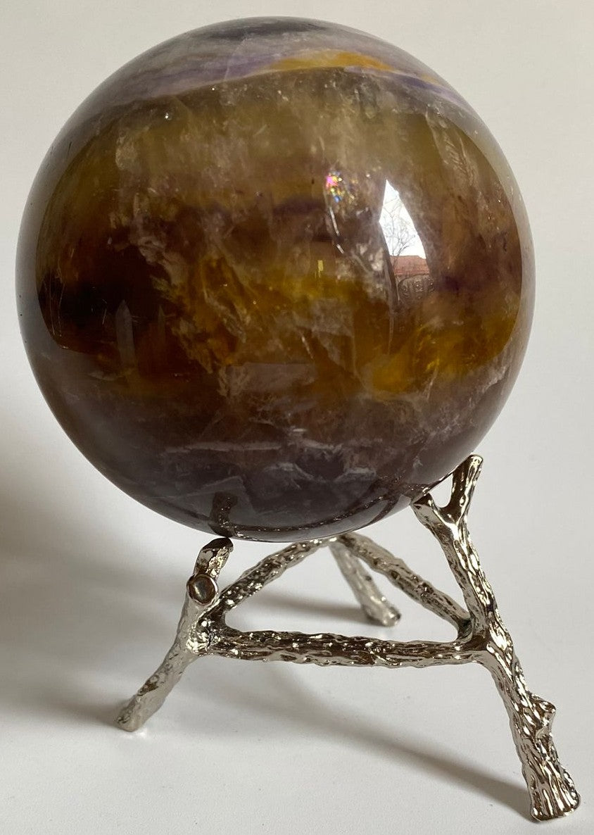Sfera de 8.2cm din piatra semipretioasa de fluorit cu suport metalic pe fundal alb