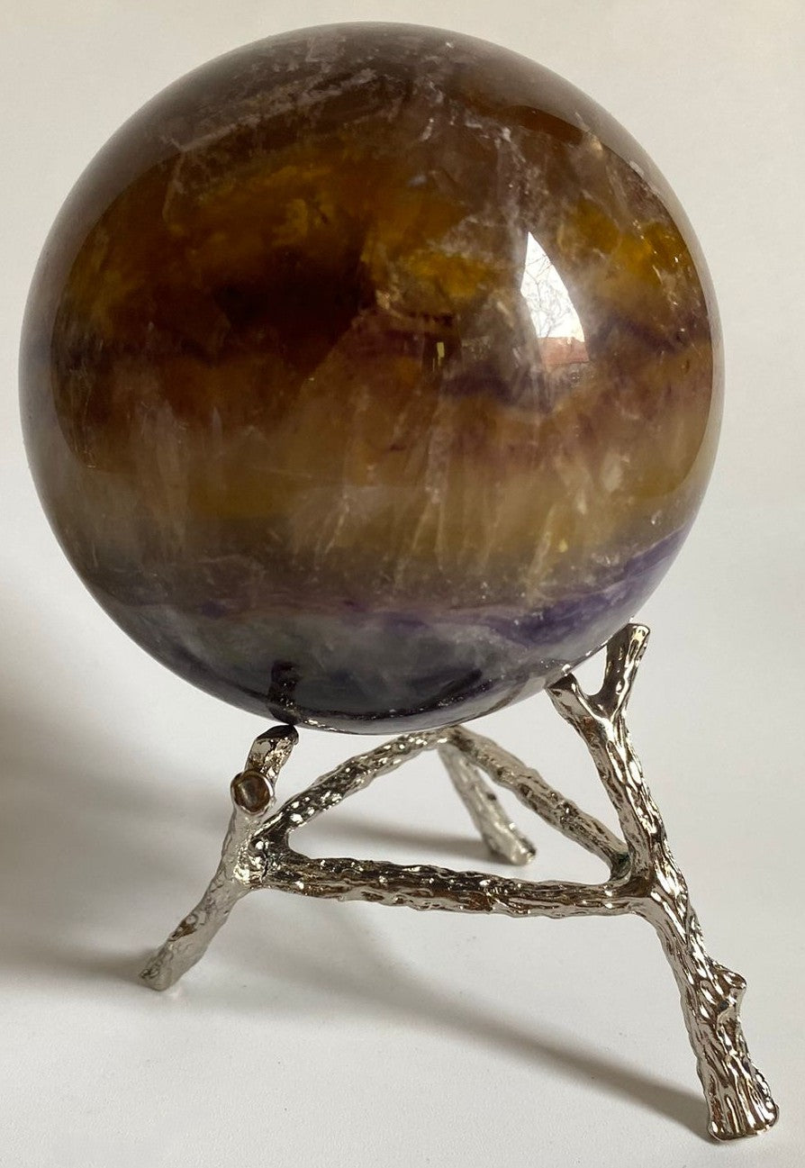 Sfera de 8.2cm din cristal de fluorit cu suport metalic pe fundal alb