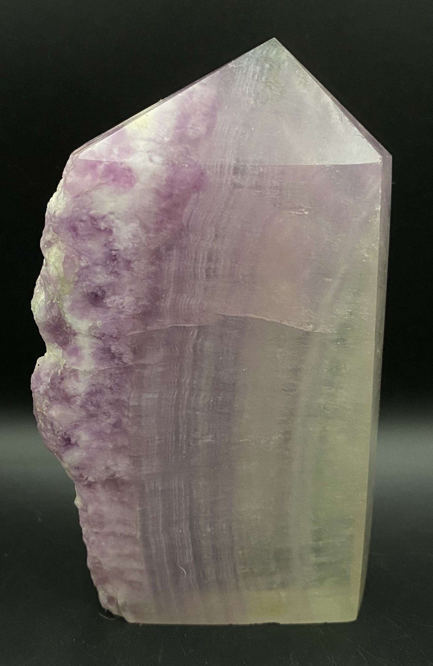 Obelisc brut din Fluorit Silk cu nuanțe violet și transparent, piatră semiprețioasă.