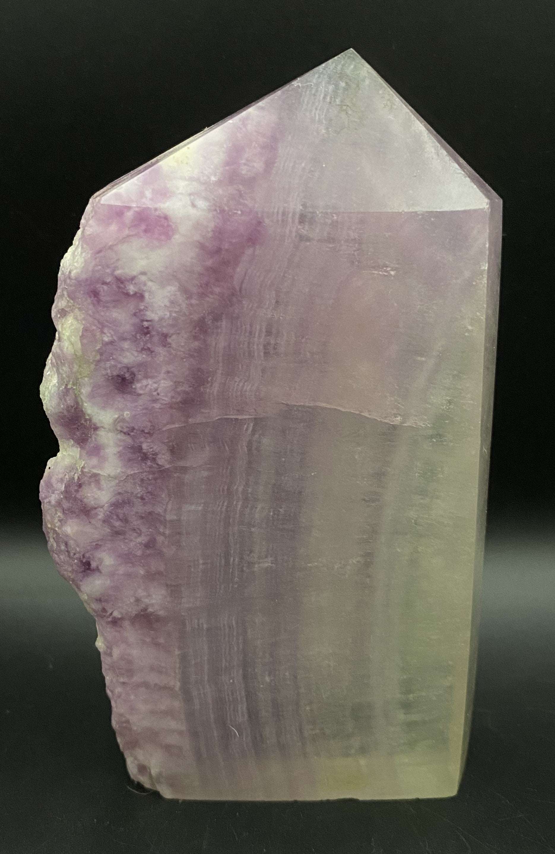 Obelisc brut din Fluorit Silk cu nuanțe violet și transparent, piatră semiprețioasă.