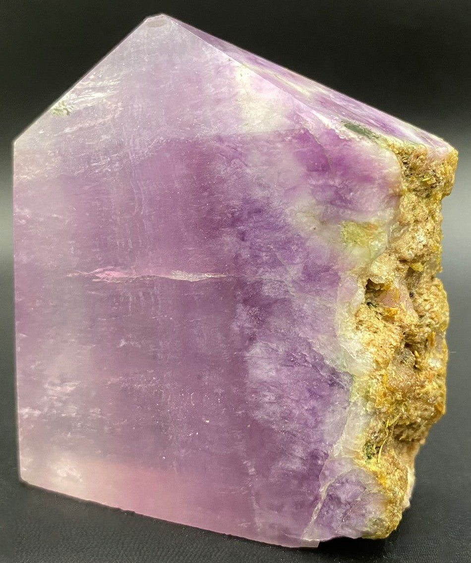 Obelisc brut din piatra semipretioasa de fluorit silk pe fundal negru