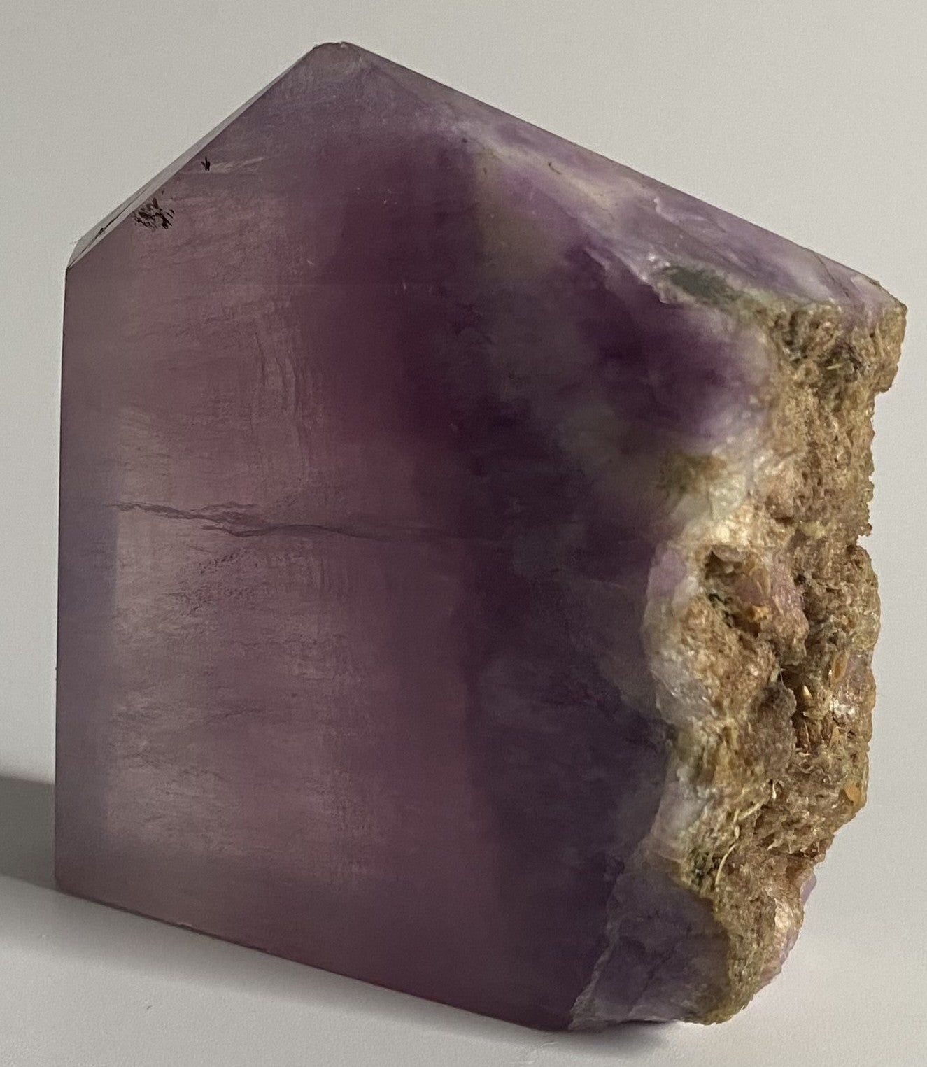 Obelisc brut din cristal de fluorit silk pe fundal alb