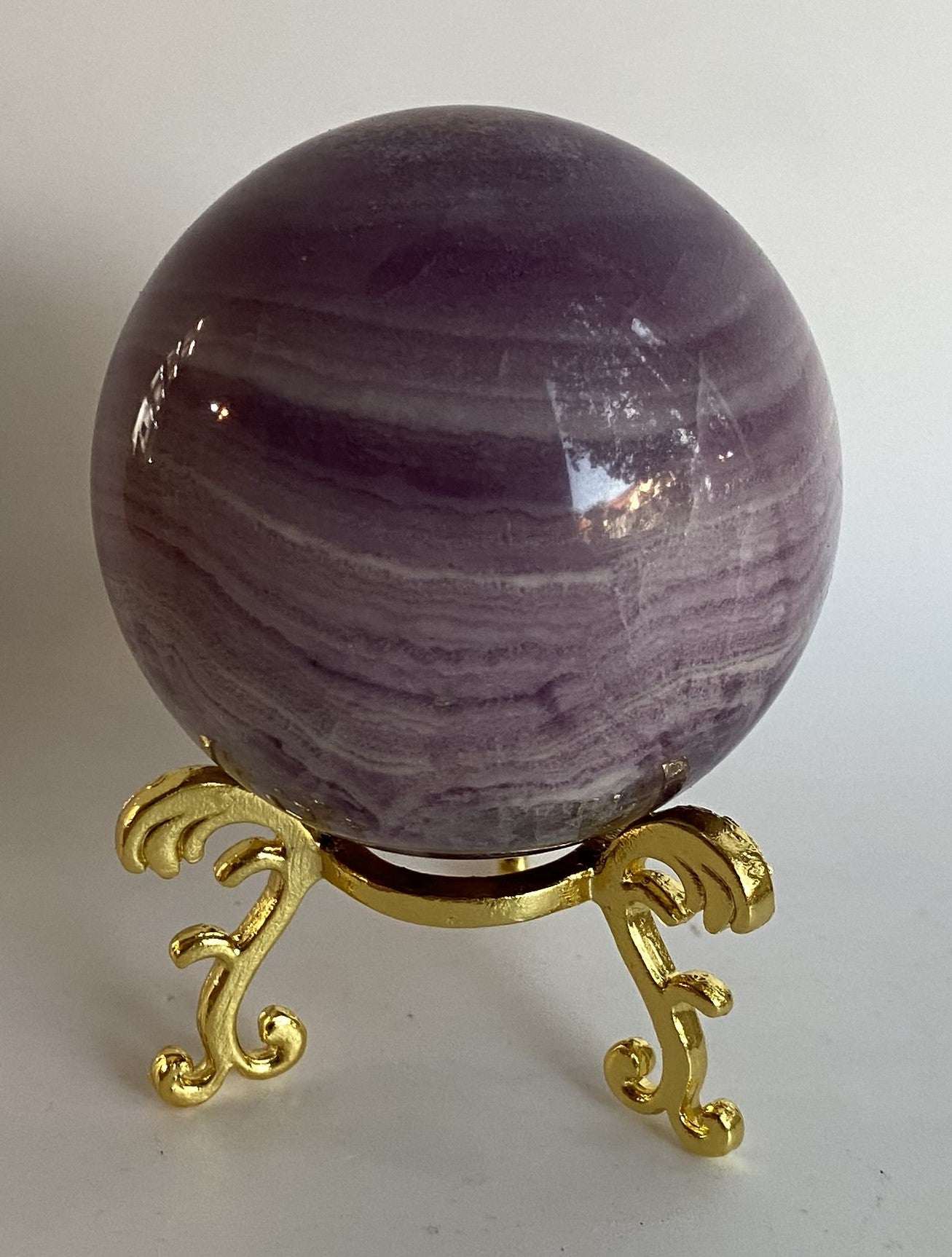 Sfera din Fluorit Silk mov pe suport auriu din metal filigranat
