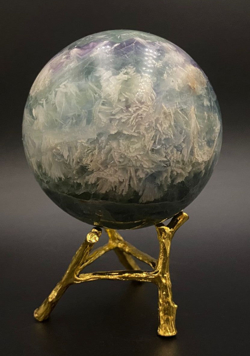 Sfera din piatra semipretioasa de fluorit snowflake pe suport metalic cu fundal negru