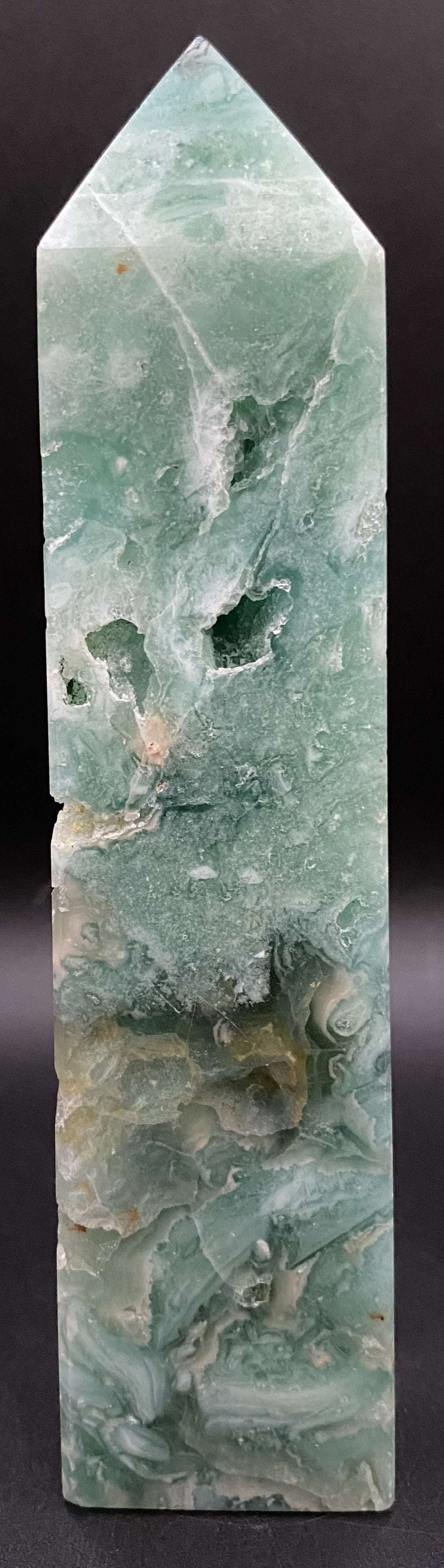 Obelisc din Fluorit Verde natural de 16.5cm pentru colecție și decor.