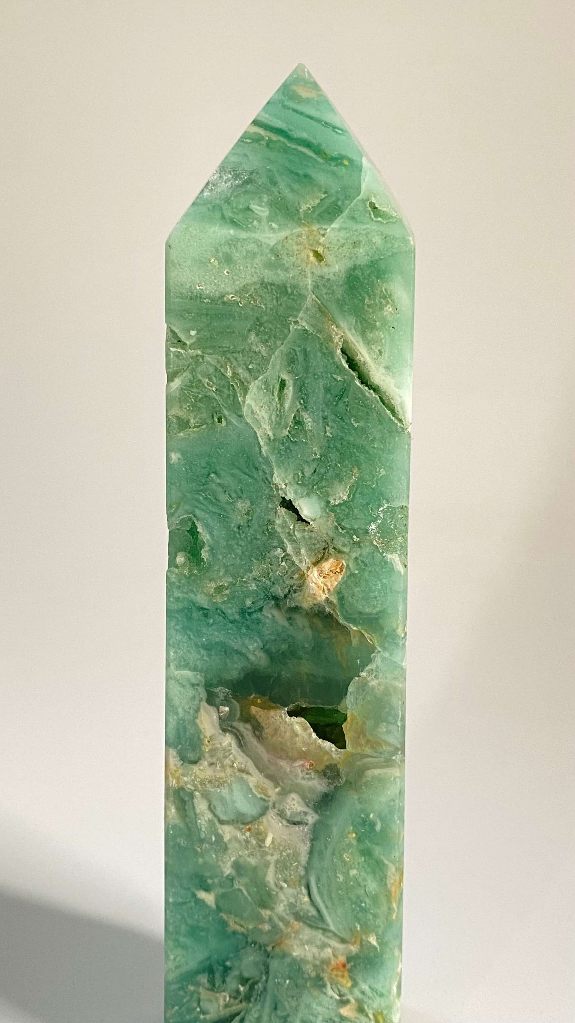 Obelisc din fluorit verde natural înalt de 16.5 cm, piatră semiprețioasă unică