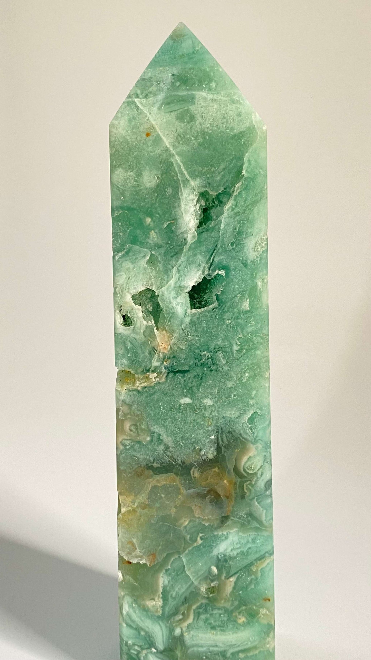 Obelisc din Fluorit Verde natural de 16.5 cm, piatră semiprețioasă verde translucida.