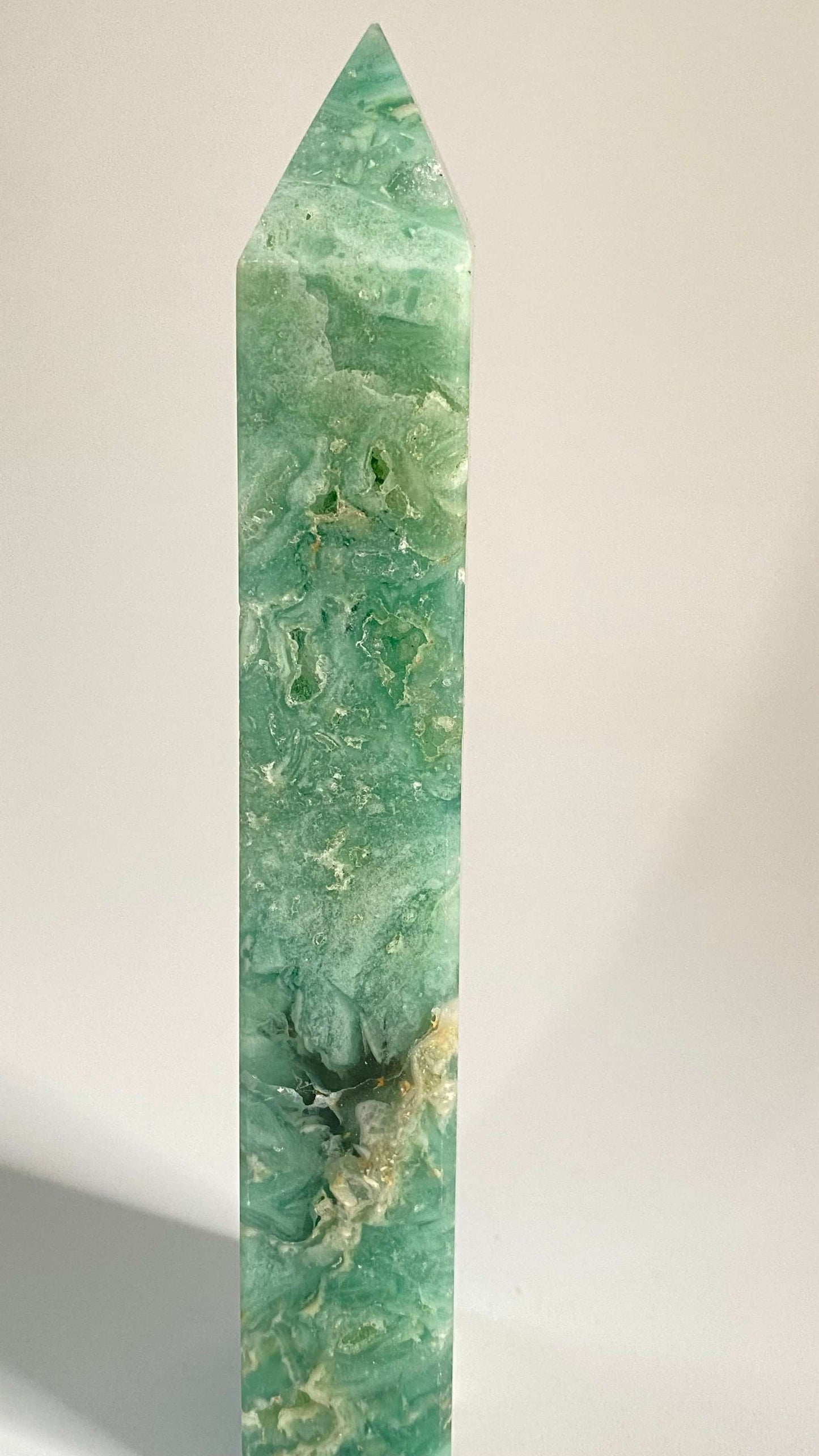 Obelisc din Fluorit Verde natural de 16.5cm cu textură unică pentru colecție și decor.