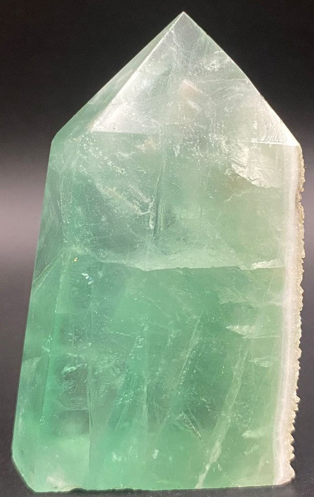 Obelisc brut din piatra semipretioasa de fluorit verde pe fundal negru