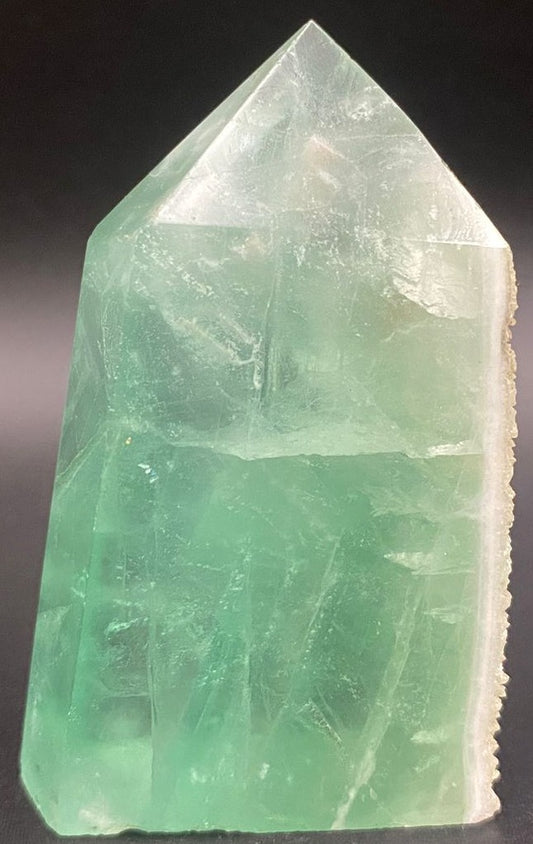 Obelisc brut din piatra semipretioasa de fluorit verde pe fundal negru