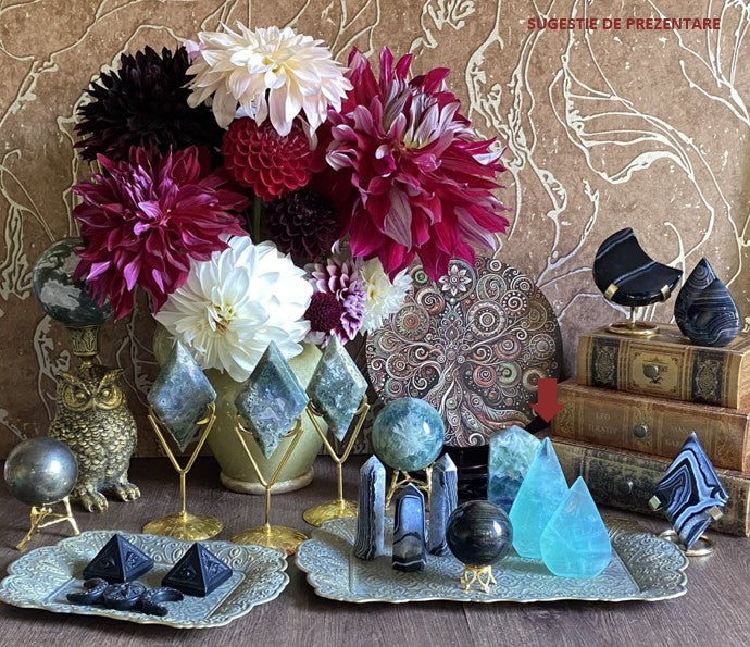 Idee de decor cu cristale din fluorit, agat, pirita si obsidian cu tablou cu copac mistic si vaza cu dalii rosii si albe