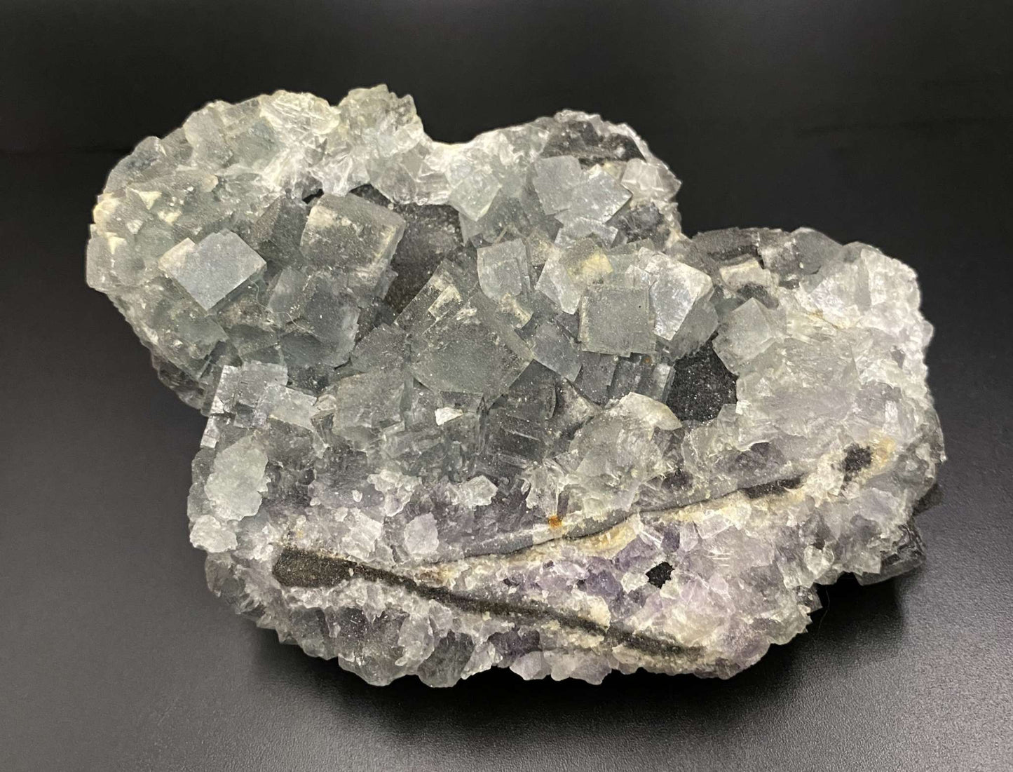 Specimen cristalizat de Fluorit Verde natural pe fundal negru