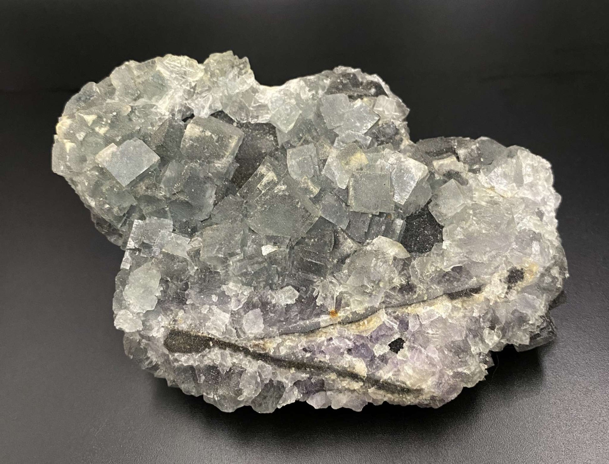 Specimen cristalizat de Fluorit Verde natural pe fundal negru
