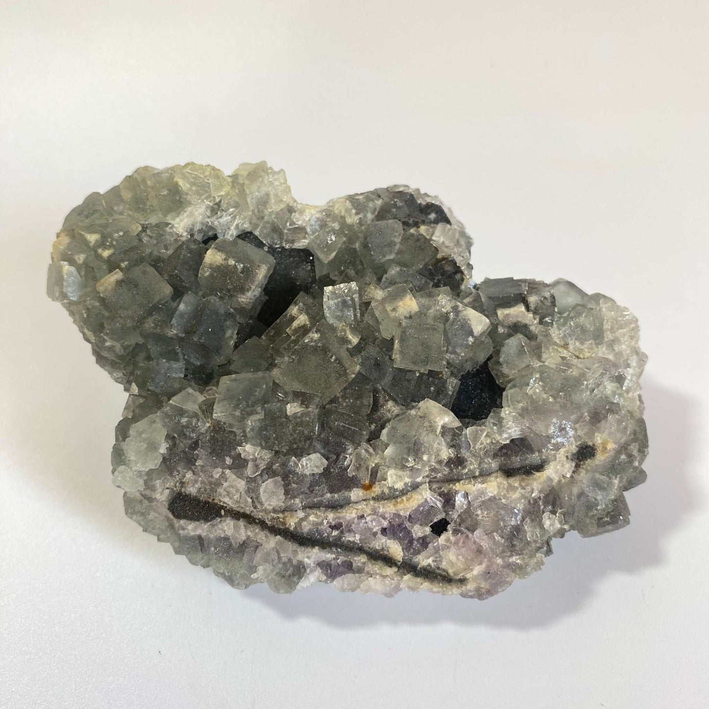 Specimen natural de Fluorit Verde cristalizat cu forme cubice pe fundal alb