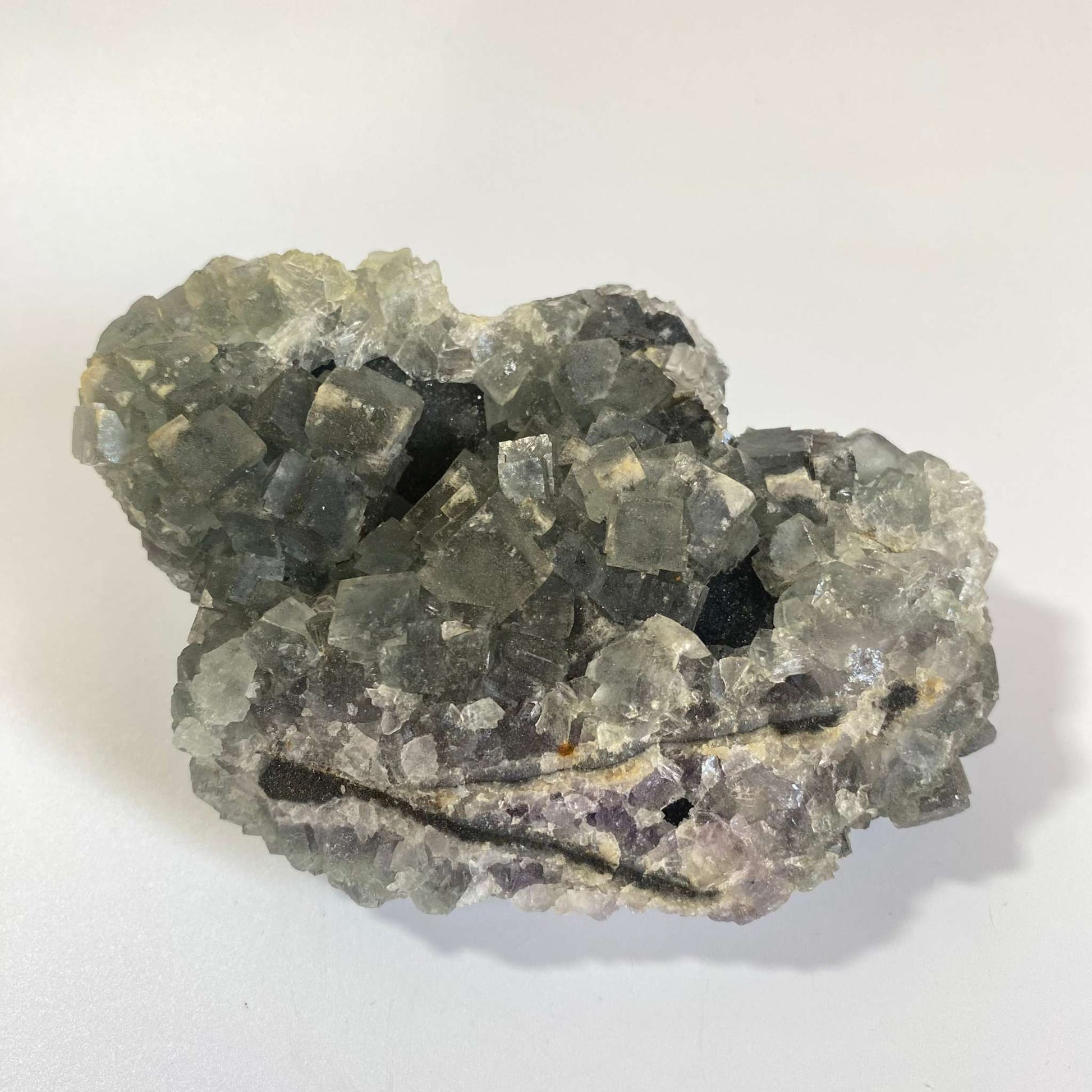 Specimen natural de Fluorit Verde cristalizat cu forme cubice pe fundal alb
