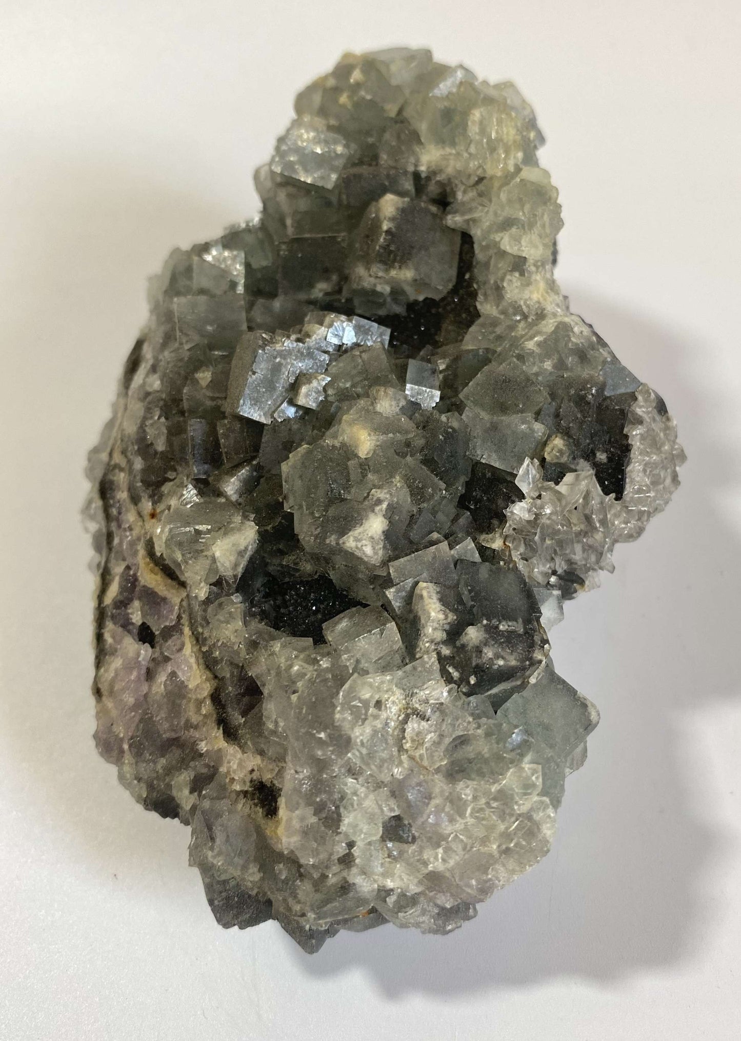 Specimen natural cristalizat de Fluorit Verde cu structuri cubice detaliate