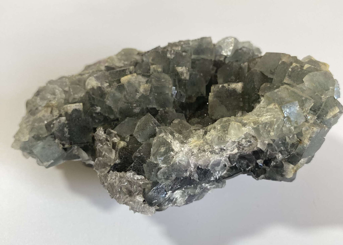 Specimen cristalizat de Fluorit Verde natural cu cristale cubice detaliate