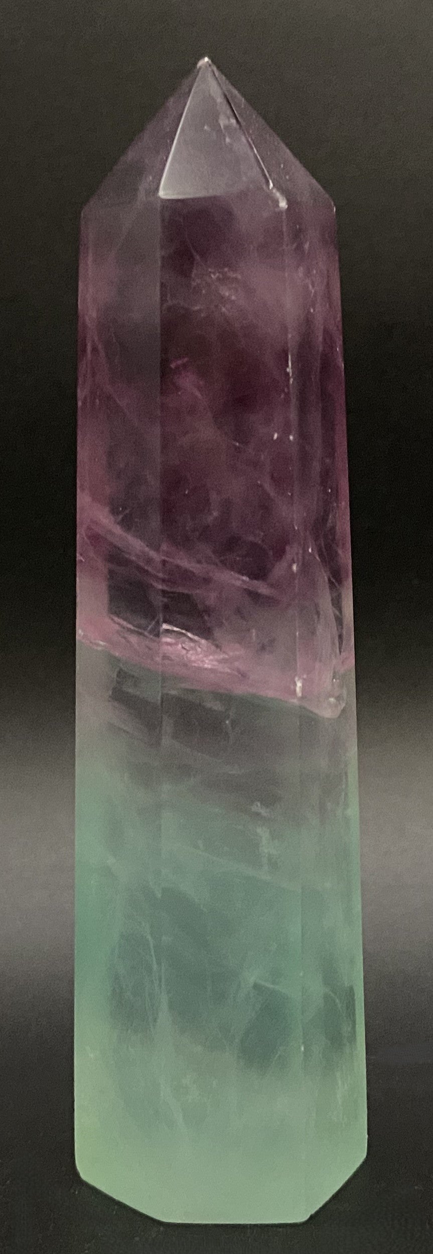 Obelisc din piatra semipretioasa de fluorit watermelon pe fundal negru