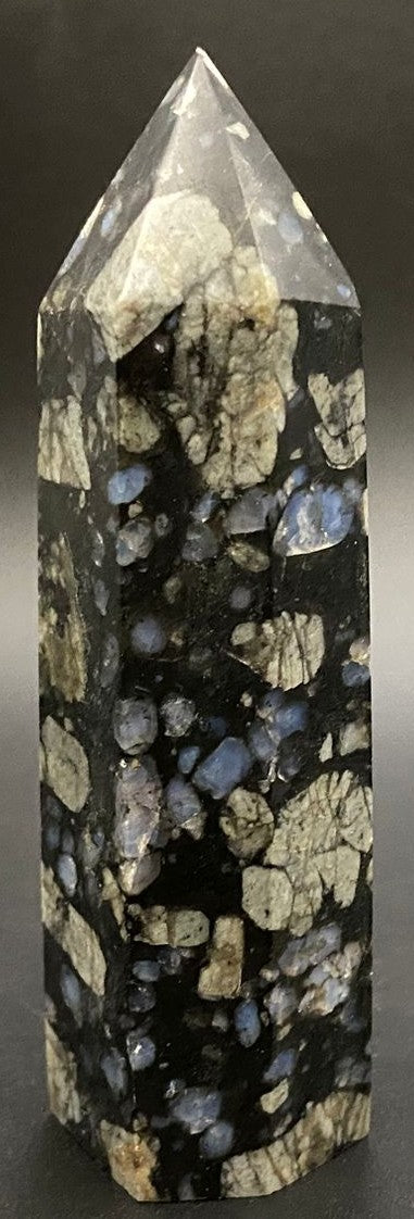 Obelisc din piatra semipretioasa de glaucofan cu fundal negru