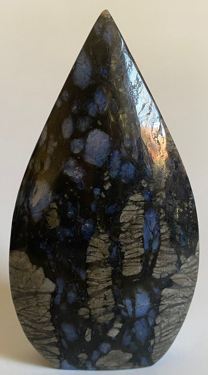 Sculptura din cristal de glaucofan pe fundal alb
