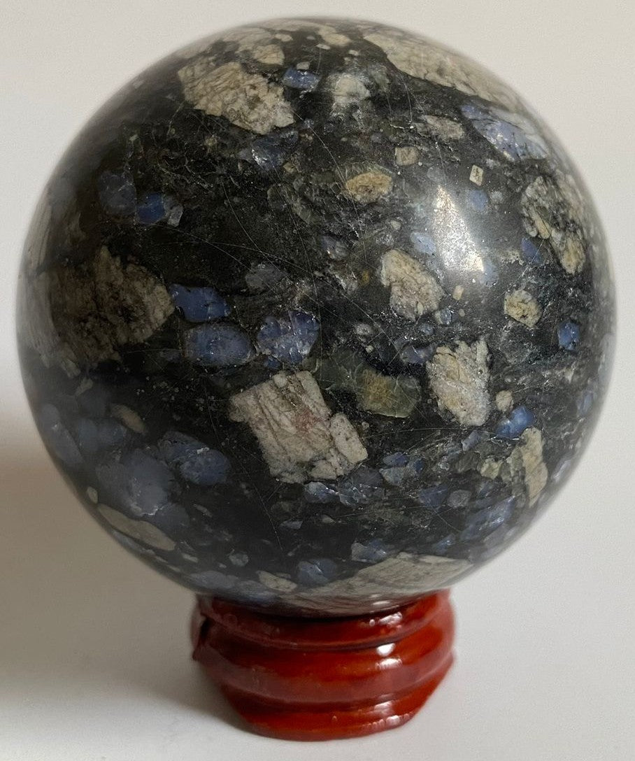 Sfera de 6.1cm din piatra semipretioasa de glaucofan pe suport din lemn cu fundal alb