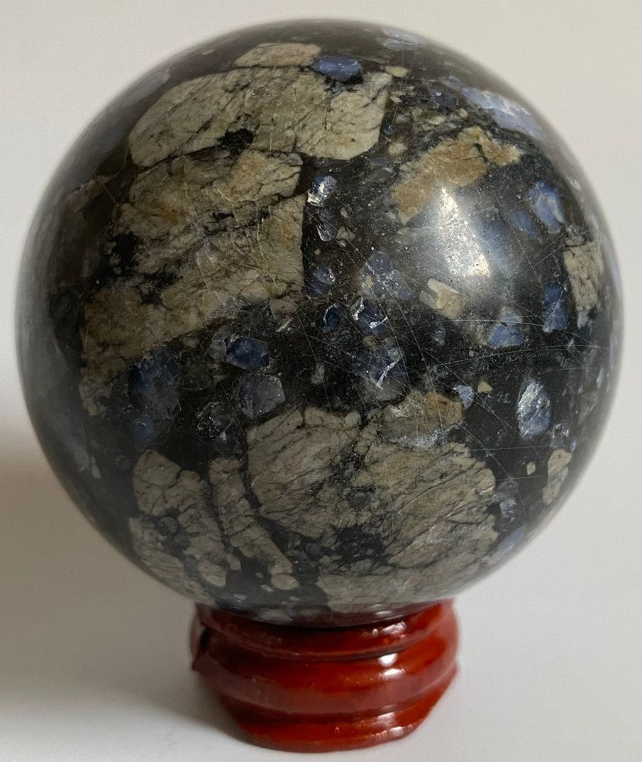 Sfera de 6.1cm din cristal de que sera pe suport din lemn cu fundal alb