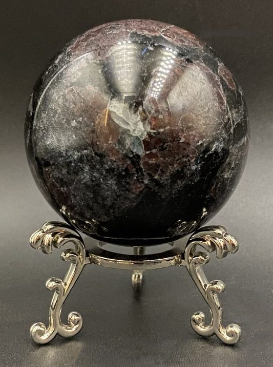 Sfera din cristal de granat pe suport metalic cu fundal negru