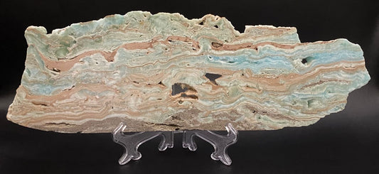 Felie din piatra semipretioasa de hemimorfit pe fundal negru