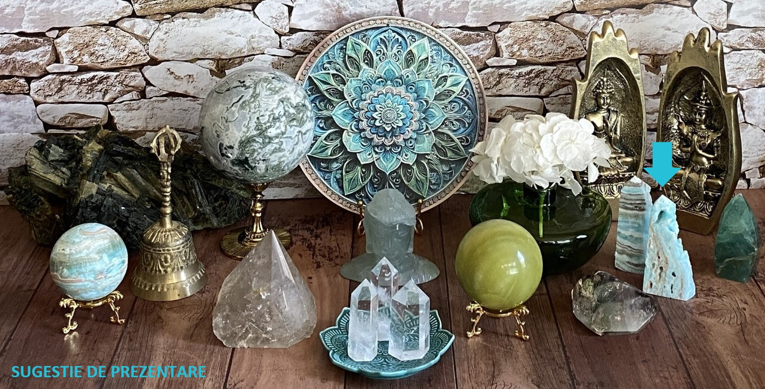 Decor cu obelisc brut din piatra semipretioasa de hemimorfit cu vaza cu horetensie