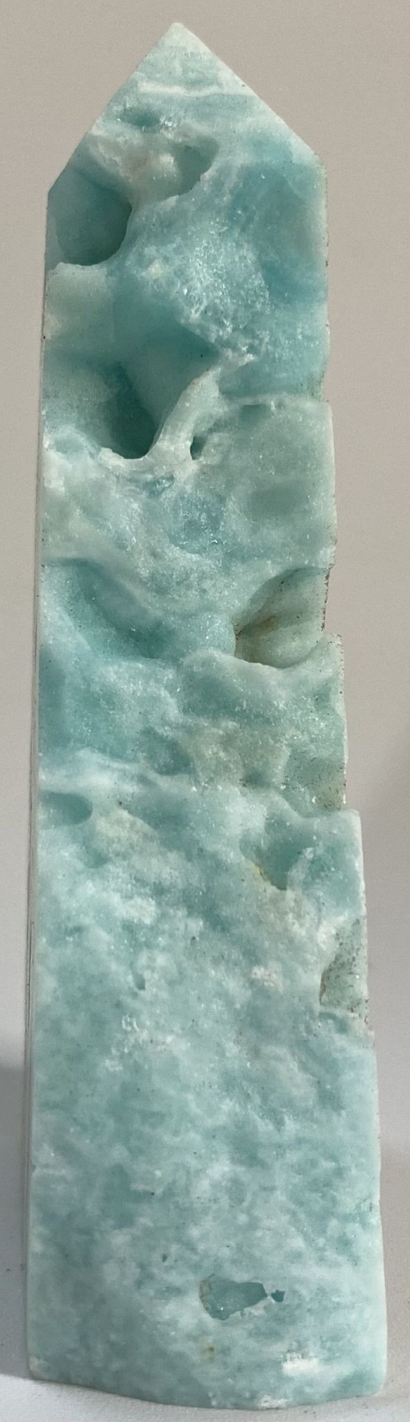 Obelisc brut din cristal de hemimorfit pe fundal alb