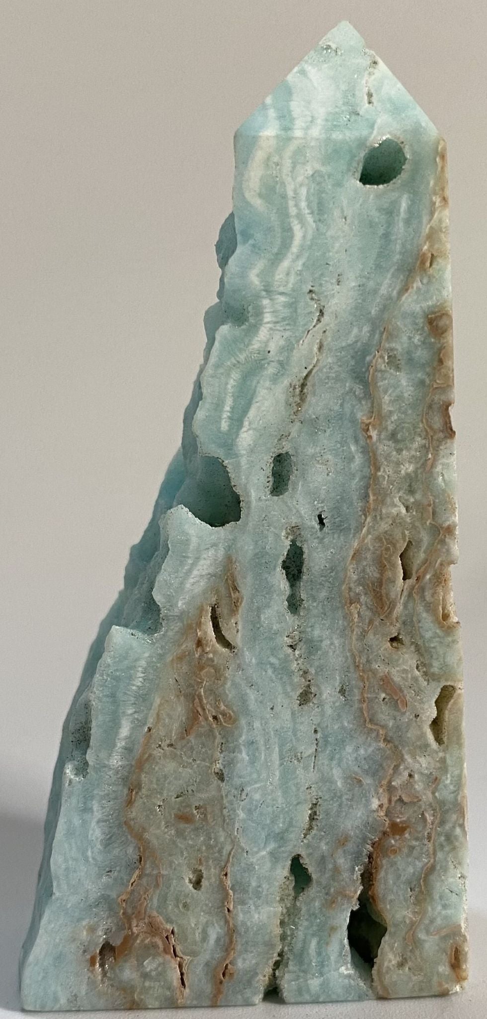 Obelisc brut de 9cm din piatra semipretioasa de hemimorfit pe fundal alb