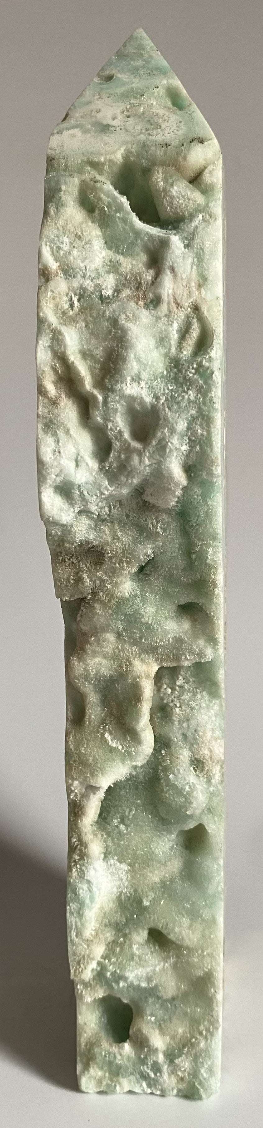 Obelisc brut de hemimorfit de 20 cm cu textură naturală și culori verzi deschise