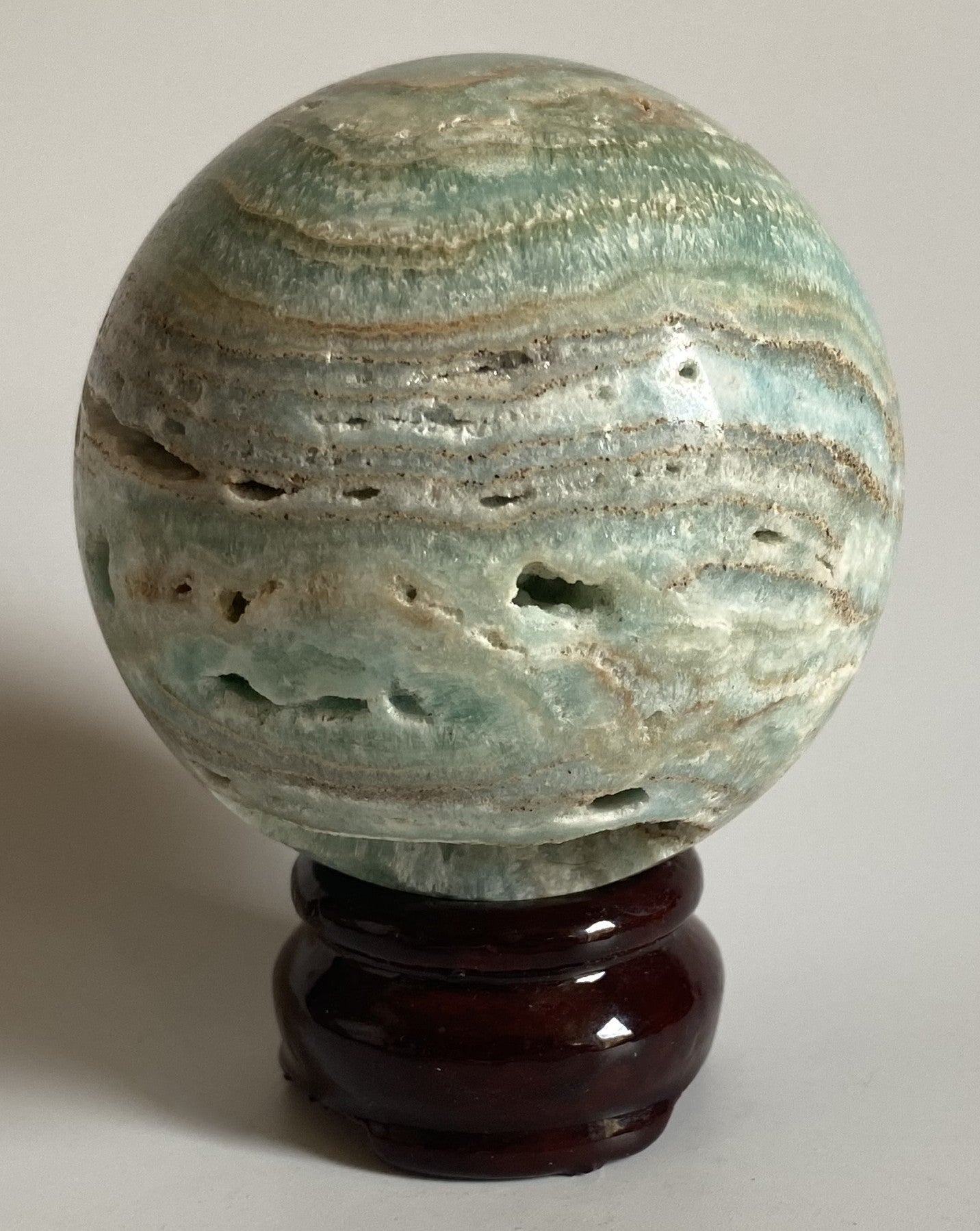 Sfera de 6.8cm din piatra semipretioasa de hemimorfit pe suport din lemn cu fundal alb