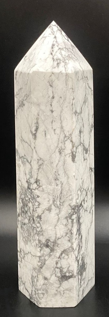 Obelisc din howlit alb cu vene gri, pietre semipretioase naturale, 15.5 cm