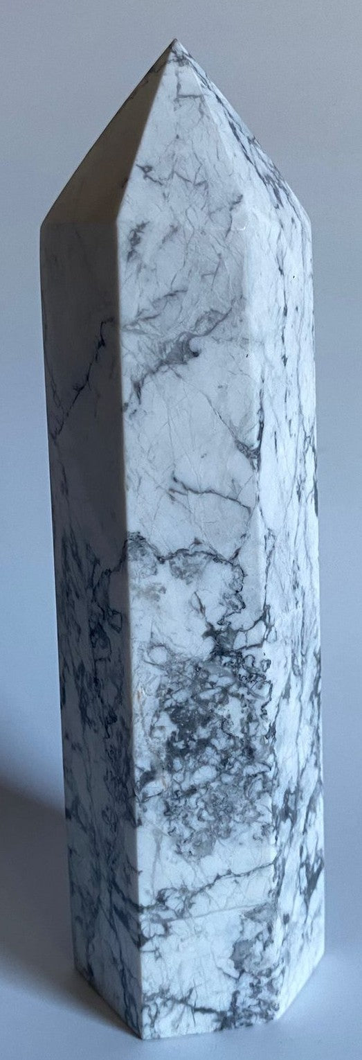 Obelisc din howlit natural 15.5 cm cu aspect marmorat