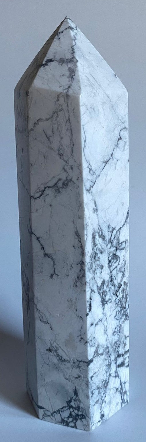 Obelisc din howlit natural de 15,5 cm cu textura alb-negru.