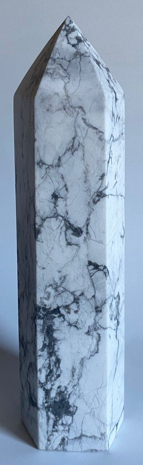 Howlit - obelisc semipretios alb cu gri inaltime 15.5 cm