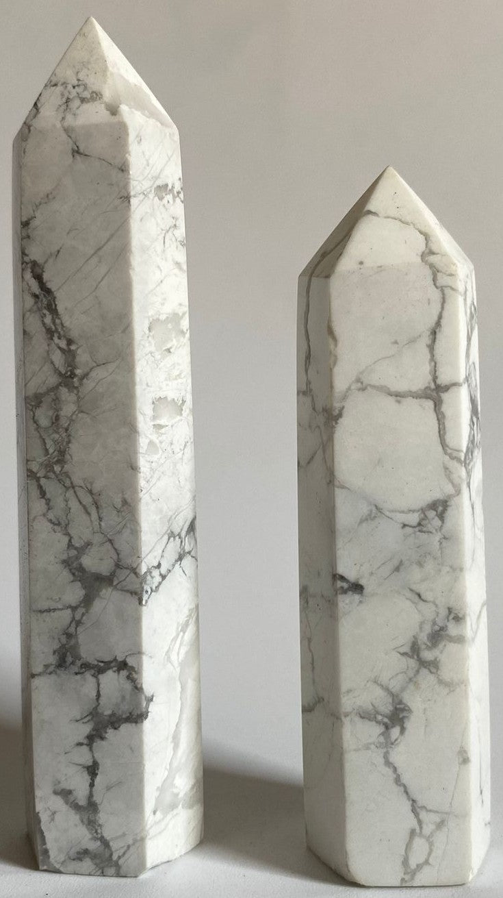 Set obeliscuri decorative din piatra semipretioasa de howlit pe fundal alb