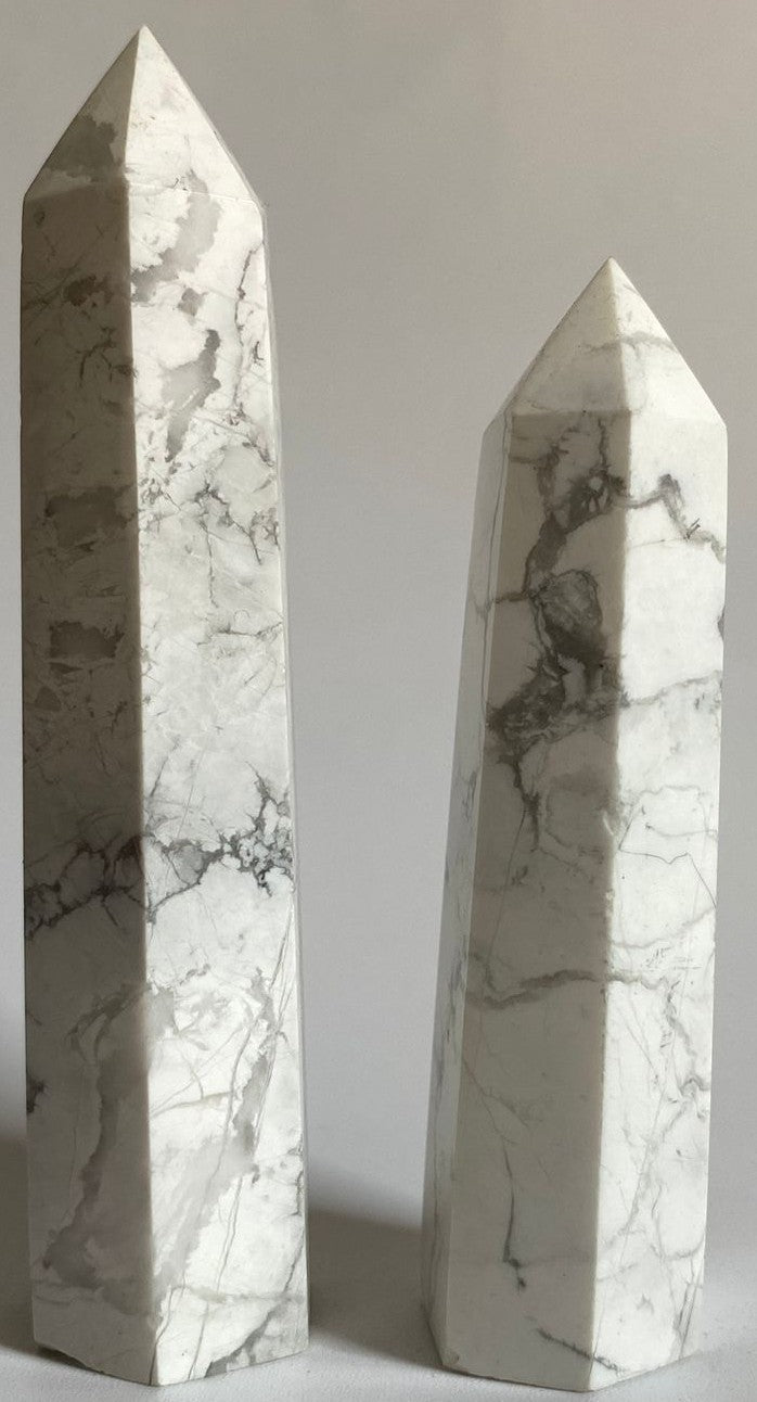 Set obeliscuri decorative din cristal de howlit pe fundal alb