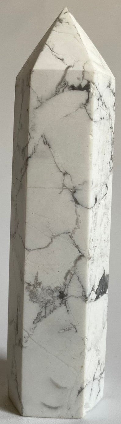 Obelisc de 9.7cm din piatra semipretioasa de howlit cu fundal alb