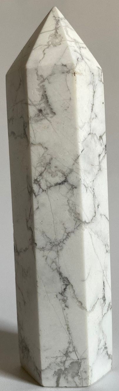 Obelisc decorativ de 9.7cm din piatra semipretioasa de howlit cu fundal alb