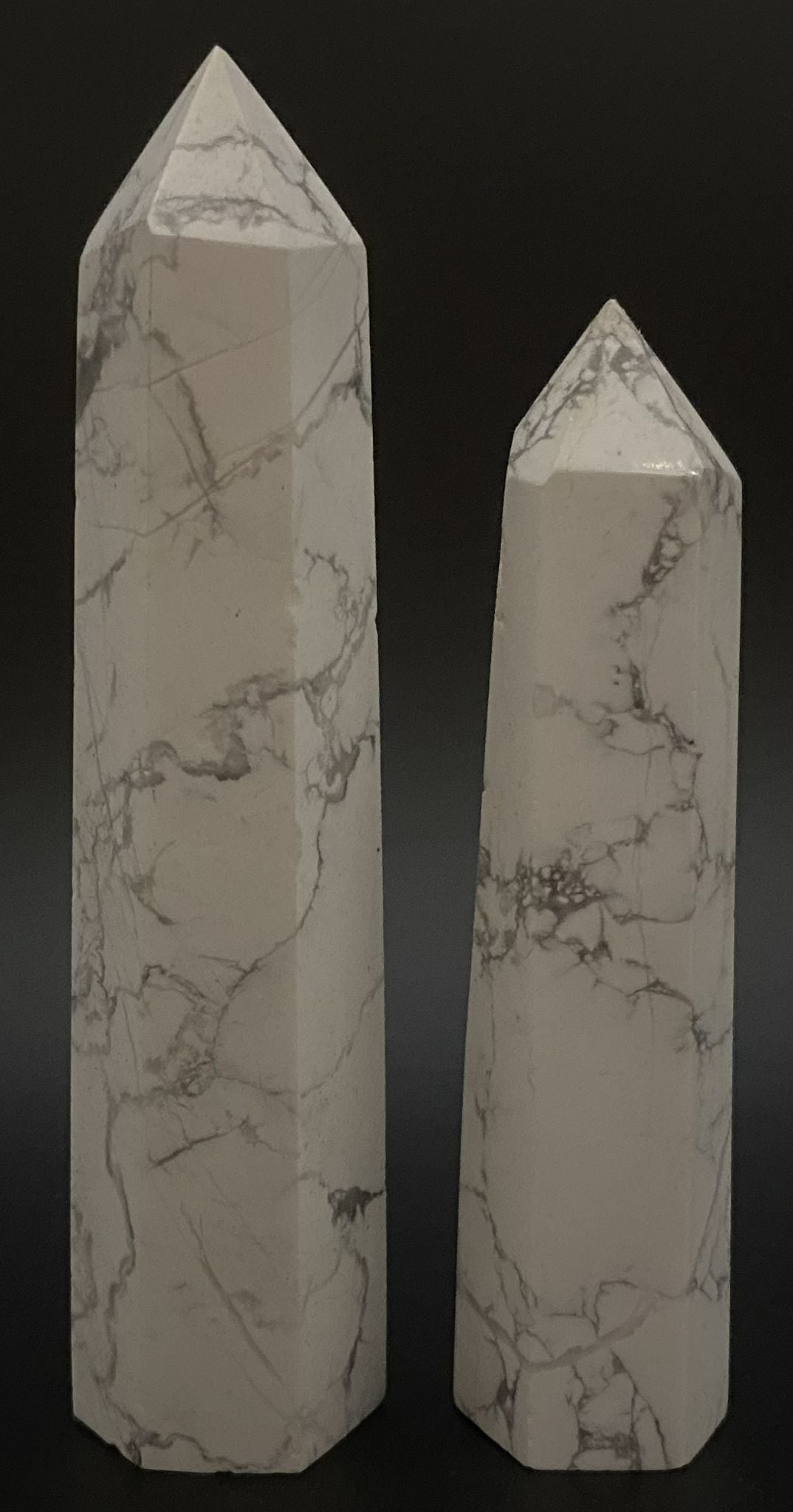 Set obeliscuri din piatra semipretioasa de howlit pe fundal negru