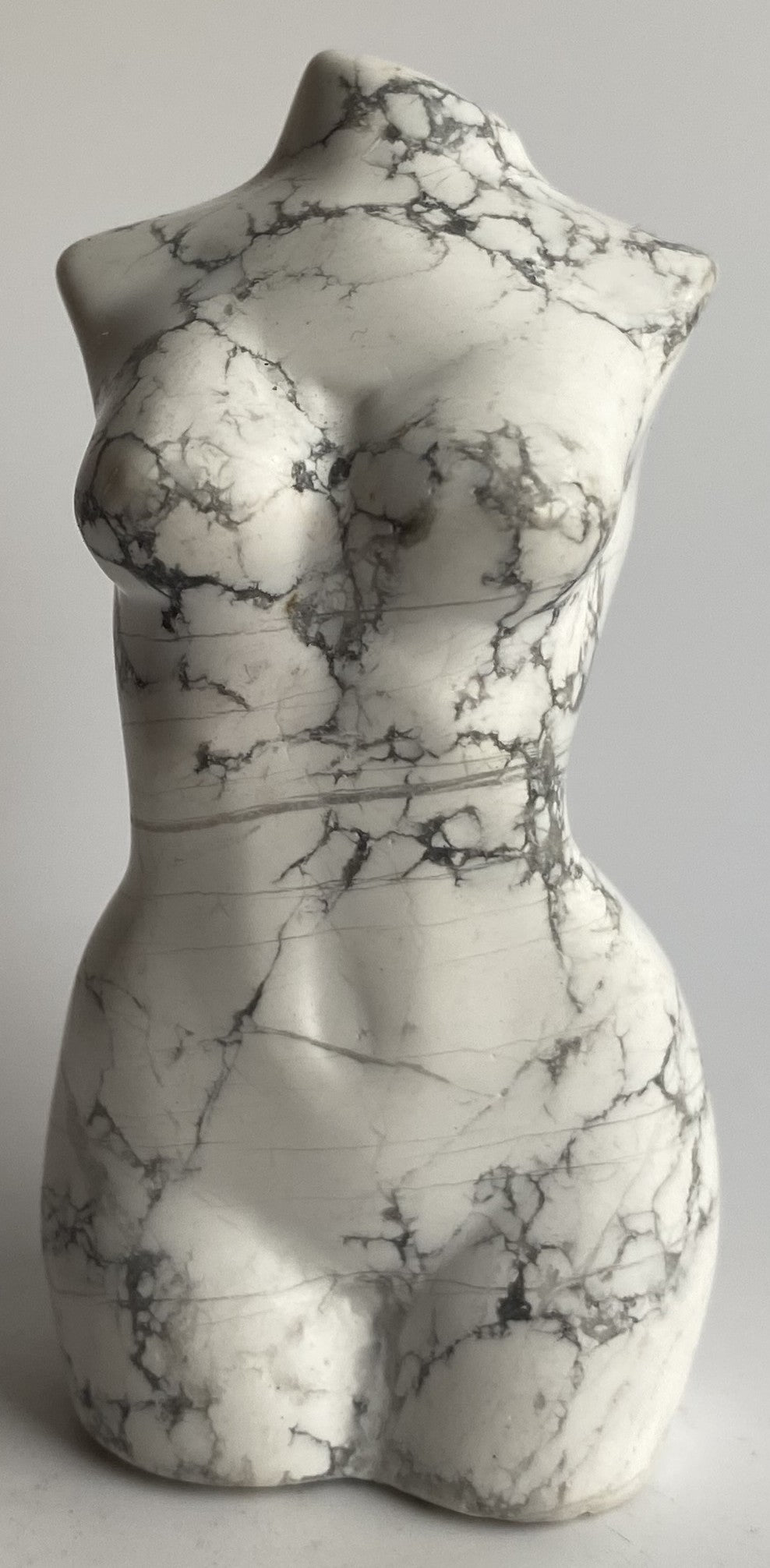 Howlit - Sculptura nud piatra semipretioasa