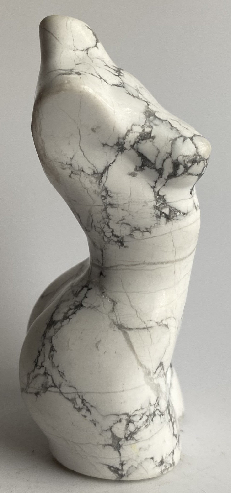 Howlit - Sculptura nud piatra semipretioasa