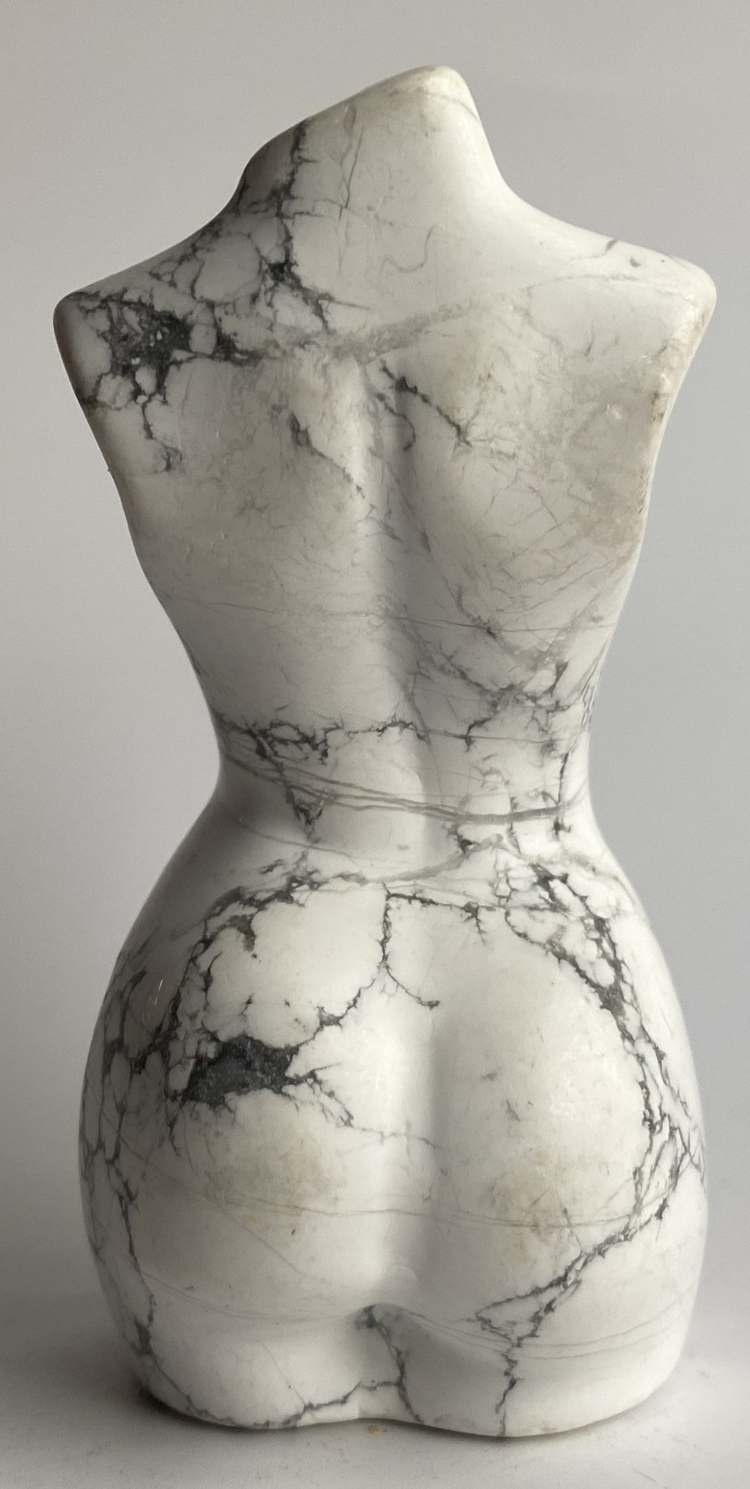 Howlit - Sculptura nud piatra semipretioasa