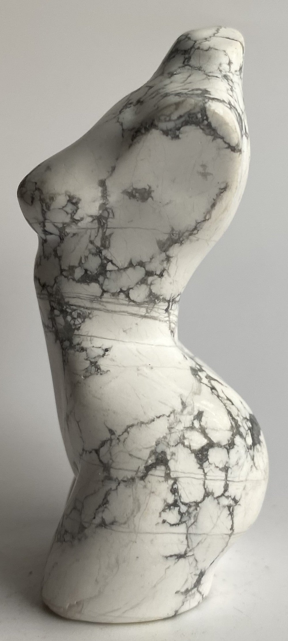 Howlit - Sculptura nud piatra semipretioasa
