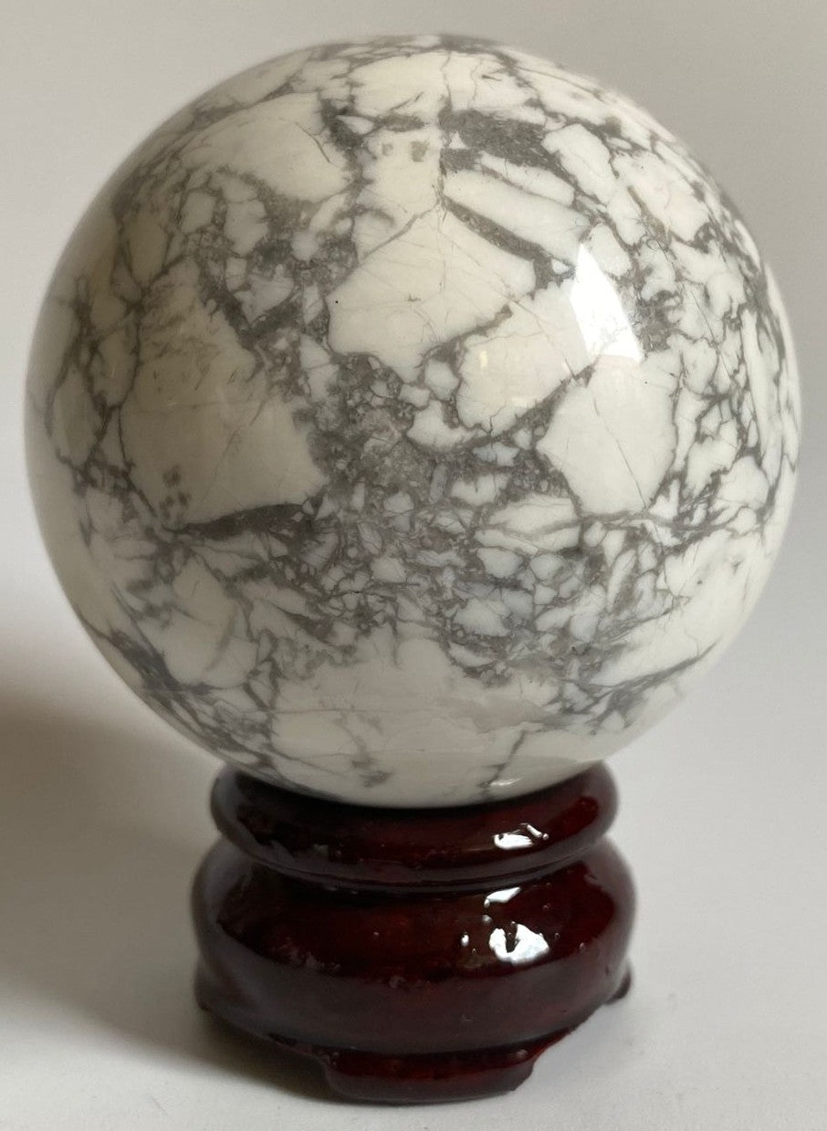 Sfera de 6.5cm din piatra semipretioasa de howlit pe suport din lemn cu fundal alb
