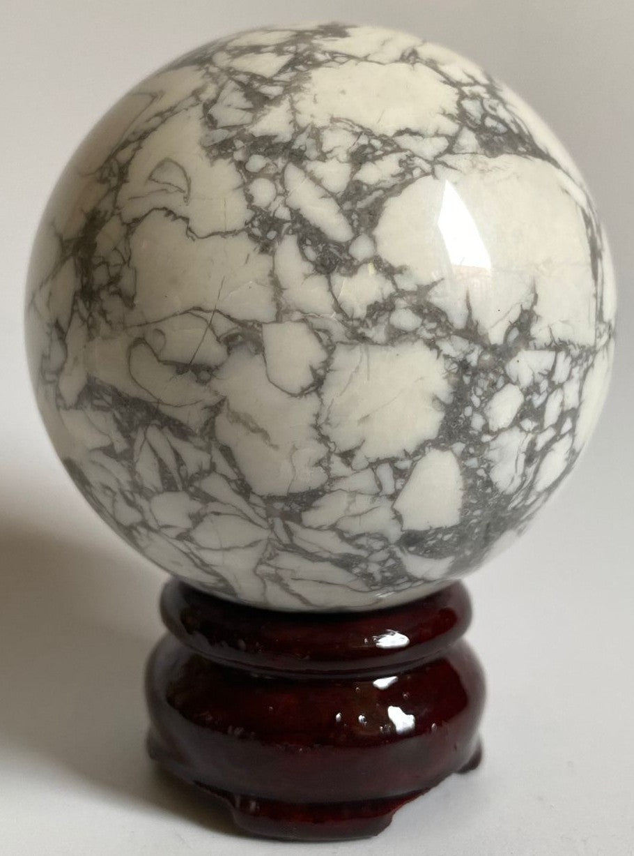 Sfera decorativa de 6.5cm din piatra semipretioasa de howlit pe suport din lemn cu fundal alb