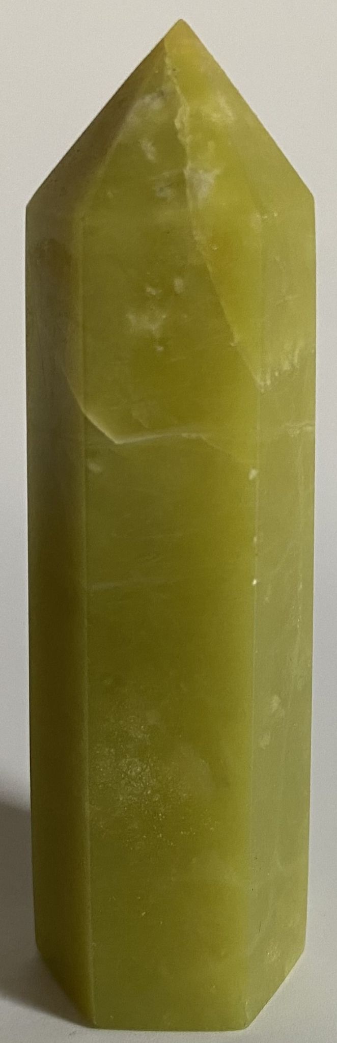 Obelisc din piatra semipretioasa de jad lemon pe fundal alb