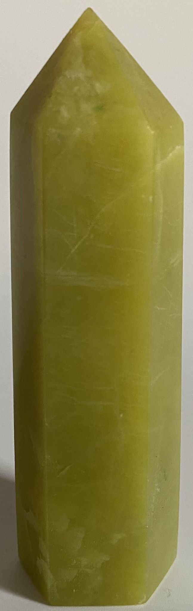 Obelisc din cristal de jad lemon pe fundal alb